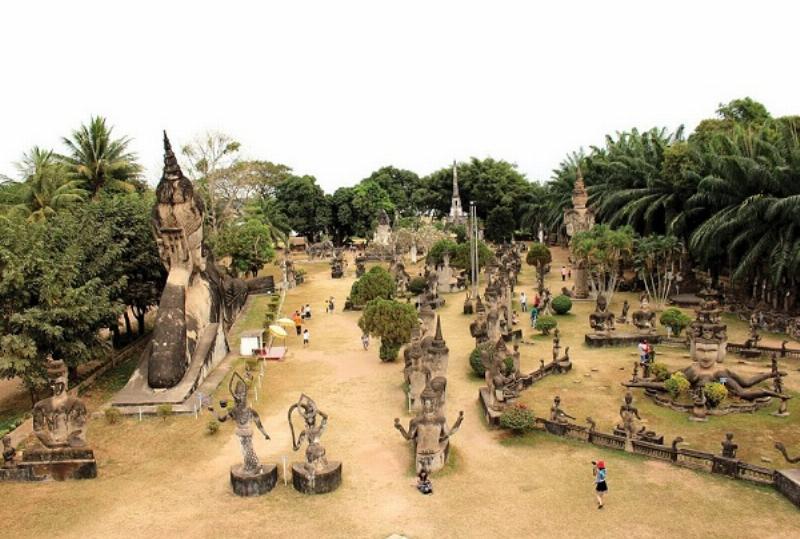Một chiếc xe tuk-tuk đang chạy trên đường phố yên bình tại thủ đô của Lào, Viêng Chăn, phương tiện di chuyển đặc trưng cho du khách